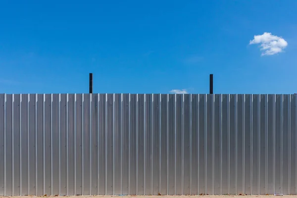 Алюминиевый забор для защиты территории строительства . — стоковое фото