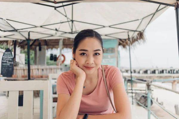 Happy woman is sitting in the restaurant at the beach. — 스톡 사진