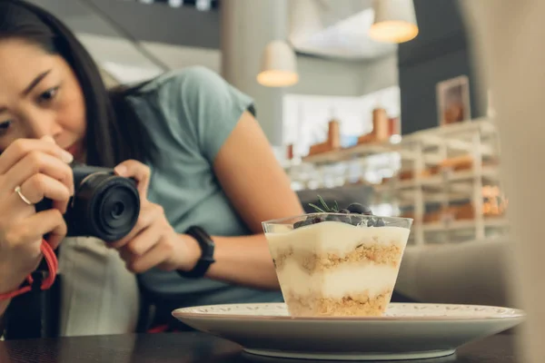 Wanita mengambil foto blueberry cheesecake nya . — Stok Foto