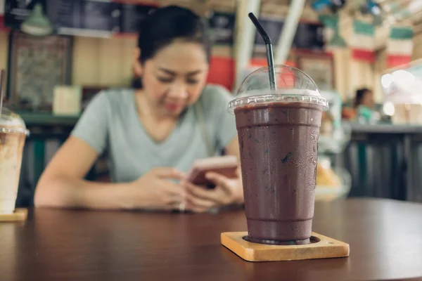 Wanita menggunakan smartphone di kafe kopi . — Stok Foto