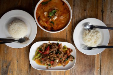 Öğle yemeğinde sade Tayland baharatlı yemek takımı..