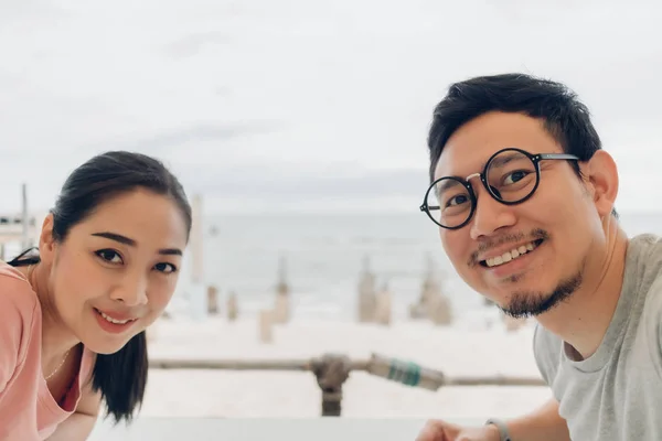 Älskade par som har en dejt på restaurangen på stranden. — Stockfoto