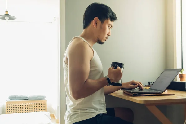 Man bekerja pada laptop di rumahnya . — Stok Foto