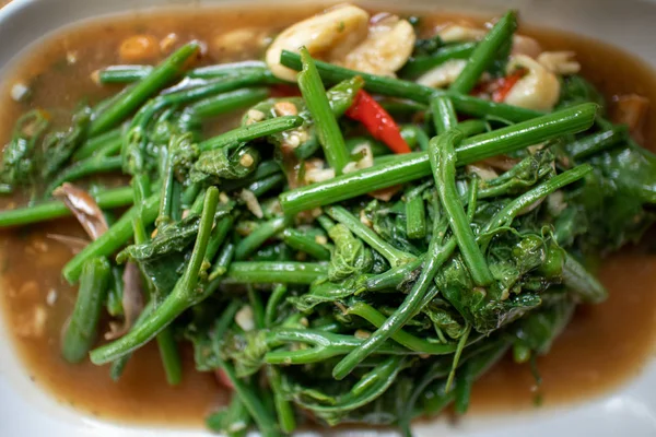 Stir fried chayote leaf with oyster sauce. — Stock Photo, Image