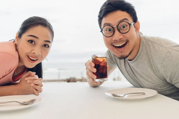 Liebespaar verabredet sich im Restaurant am Strand. — Stockfoto