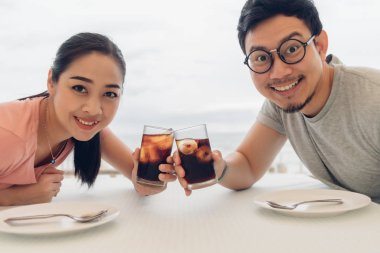 Sevgili çiftin sahildeki restoranda randevusu var..