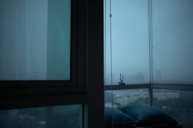 Dışarıda yağmur yağan bir odanın hüzünlü havası.