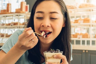 Kadın pastanede kekini yiyor..