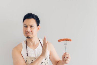 Erkek yüz nefret sosis yemek reddetti. Nefret ve diyet kavramı.
