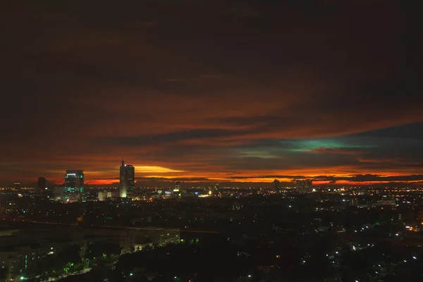 Crepúsculo cielo naranja vivo sobre paisaje urbano . — Foto de Stock