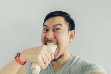 Komik suratlı adam selfie 'nin kendisi ev yapımı tavuk kebabı yiyor..