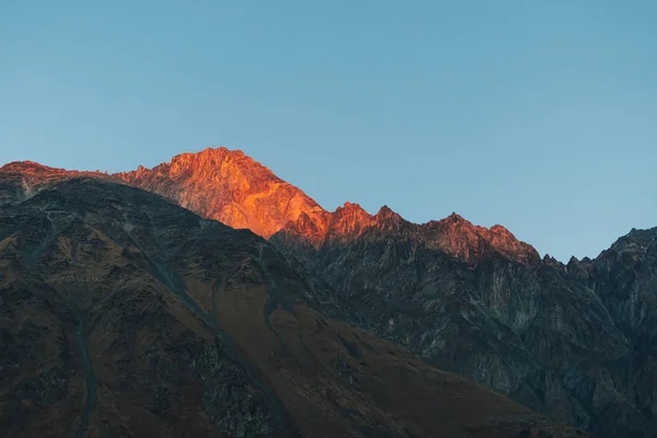유럽의 선명 한 푸른 하늘이 펼쳐지는 형형색색 의산 풍경. — 스톡 사진