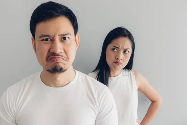 Wütendes Liebespaar in weißem T-Shirt und grauem Hintergrund. — Stockfoto