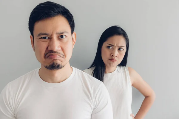 Angry couple lover in white t-shirt and grey background. — Stock Photo, Image