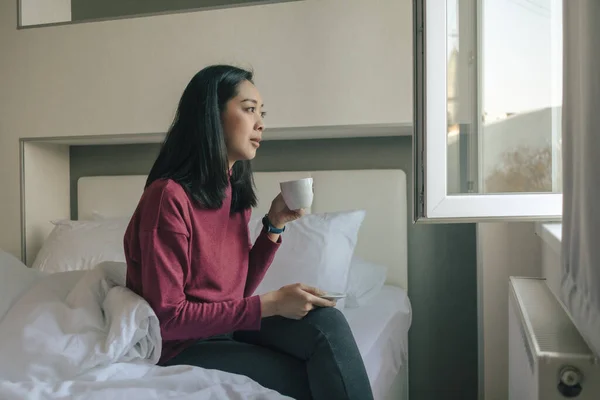 Femme Asiatique Boit Café Chaud Regarde Par Fenêtre Dans Son — Photo