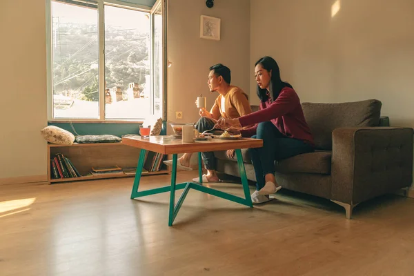 Pasangan Kekasih Sedang Sarapan Rumah Pagi Yang Hangat — Stok Foto