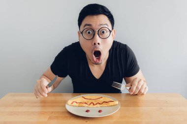 Wow ve Asyalı adamın sürpriz yüzü omlet ev yapımı kahvaltı seti yiyor.