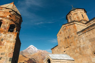 Gergeti Trinity Kilisesi da bir dağ sırtı ve bulutlar, Stepantsminda, Kazbegi, Gürcistan arka plan üzerinde Tsminda Sameba bilinen.