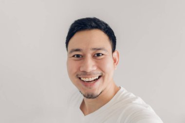 Mutlu Asyalı adam kendini selfie alıyor ve boş kopya alanı arka plan mevcut.