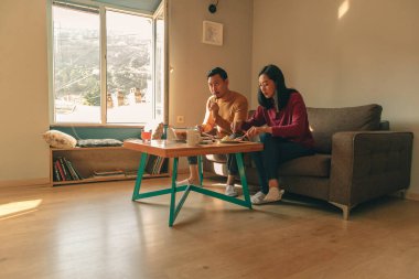 Bir çift aşık sıcak bir sabah kahvaltısını evde yapıyor..