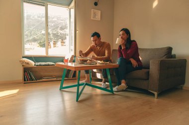 Bir çift aşık sıcak bir sabah kahvaltısını evde yapıyor..