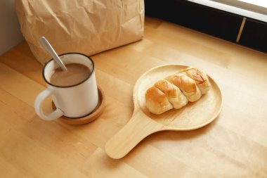 Fırın kahvaltı seti sıcak kakao ve ahşap masada pişmiş ekmek..