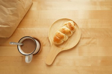 Fırın kahvaltı seti sıcak kakao ve ahşap masada pişmiş ekmek..