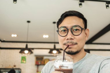 Kafede buzlu kakao içen mutlu adam..