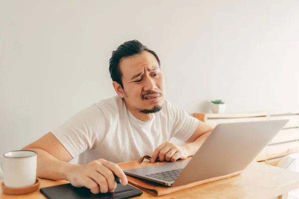 El hombre serio está trabajando en su apartamento en concepto de Trabajo Desde Casa . — Foto de Stock