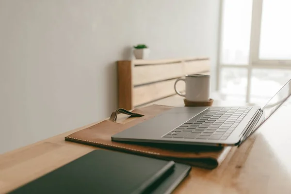 Arbeta hemifrån kreativa objekt uppsättning av en bärbar dator och penna tablett i lägenheten. — Stockfoto