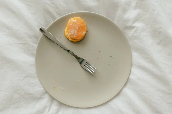 Left over food and drink in the bedroom. — Stock Photo, Image