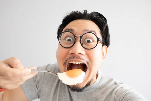 Faccia divertente di uomo mangia l'uovo fritto per proteina . — Foto Stock