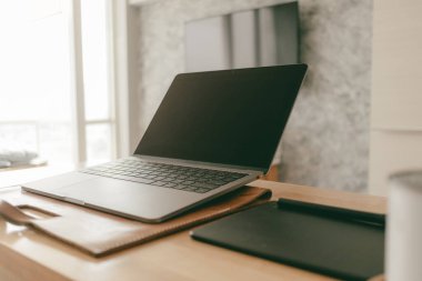 Evdeki dizüstü bilgisayar ve kalem tabletlerinin yaratıcı ürünleri..