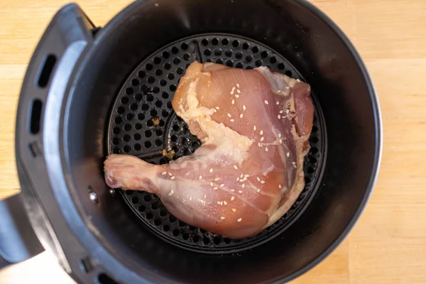 Frische Hähnchenkeule ohne Haut in der Fritteuse zubereiten. — Stockfoto