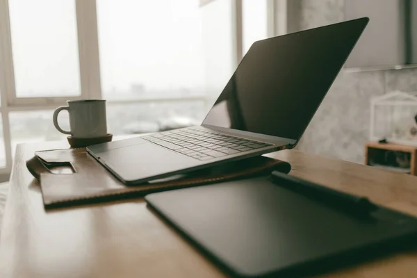 El trabajo del hogar los objetos creativos el juego del portátil y la pluma-tablet en el apartamento . — Foto de Stock