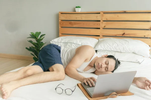 Homem preguiçoso sonolento está trabalhando em casa, mas dormir na frente do laptop . — Fotografia de Stock