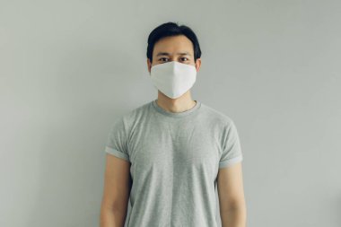 Beyaz hijyenik maske takan bir adamın normal yüzü..