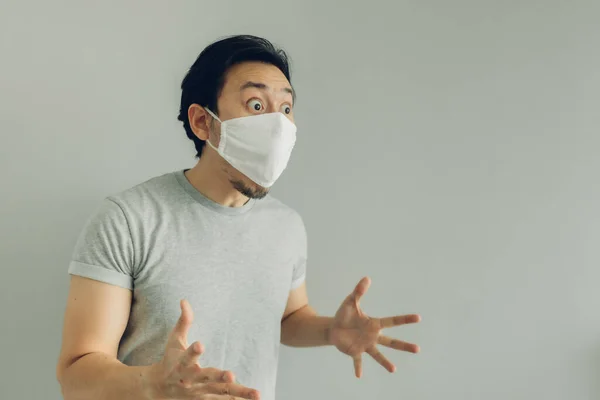 Wow face of man wearing hygienic mask and grey t-shirt. — Stock Photo, Image