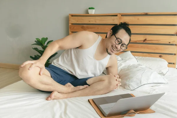 El hombre feliz está trabajando desde casa en ropa y cabello casual muy acogedor . — Foto de Stock