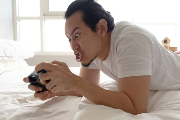 Angry and furious man is addicted to mobile game. — Stock Photo, Image