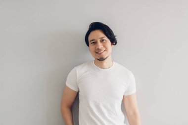 Uzun siyah saçlı, beyaz tişörtlü, gülen surat..