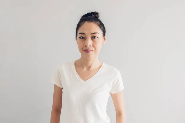 Happy smile face of woman in white t-shirt and grey background. — Stock Photo, Image