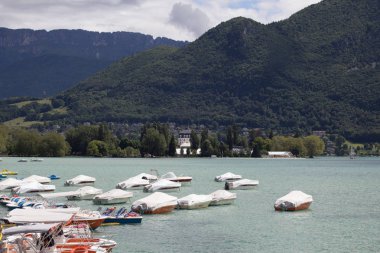 Göl üzerinde boş zaman tekneler