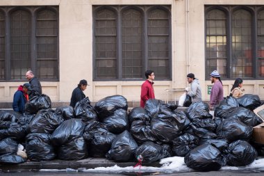 New York, Amerika Birleşik Devletleri - 21 Mart 2017: İnsanlar pass yakın çöp, Manhattan, New York'ta büyük bir yığın bir kaldırımda.