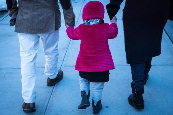 Anak Berpegangan Tangan Dengan Orang Tua Trotoar New York — Stok Foto