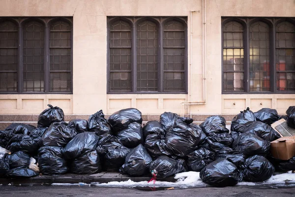 十袋垃圾被遗弃在纽约的人行道上 — 图库照片