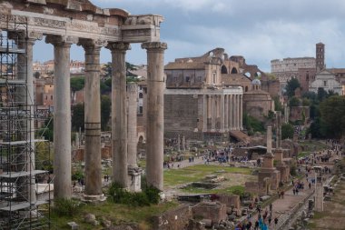 Roma, İtalya - 22 Ekim 2017: Roma Forum kalıntıları ve onları ziyaret eden turistler, Roma, İtalya.