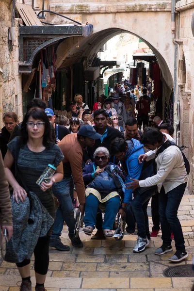 Jerusalém Israel Março 2018 Homens Carregam Uma Mulher Idosa Uma Fotografias De Stock Royalty-Free