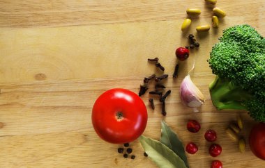 Sebze, domates, brokoli, ahşap bir gemide baharat