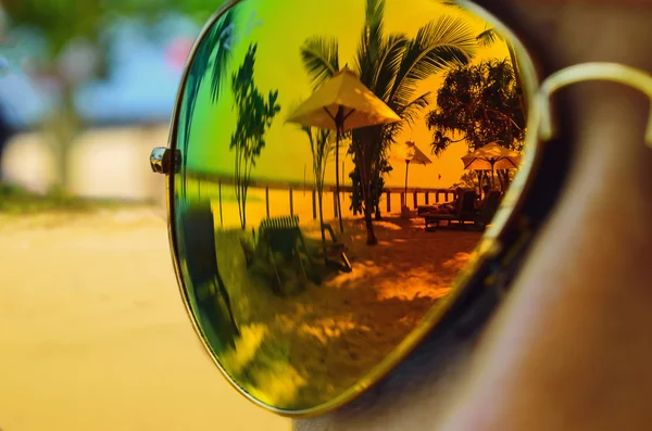 Reflexión en gafas de sol sobre la chica, playa . — Foto de Stock